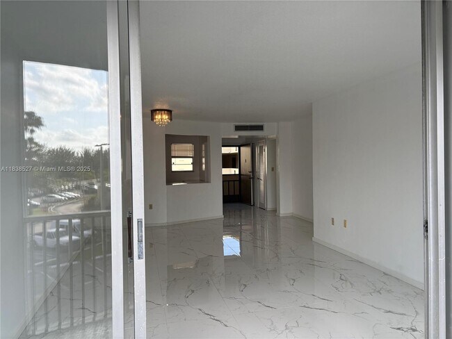 Foto del edificio - 1710 NE 191st St