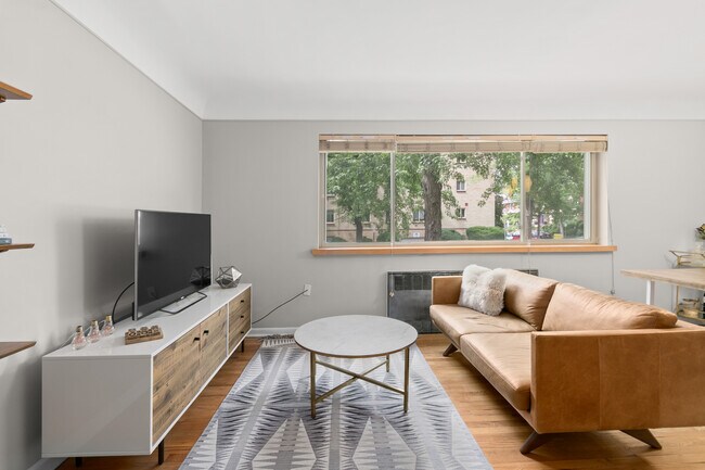 Main room 3 - 1175 N Emerson St