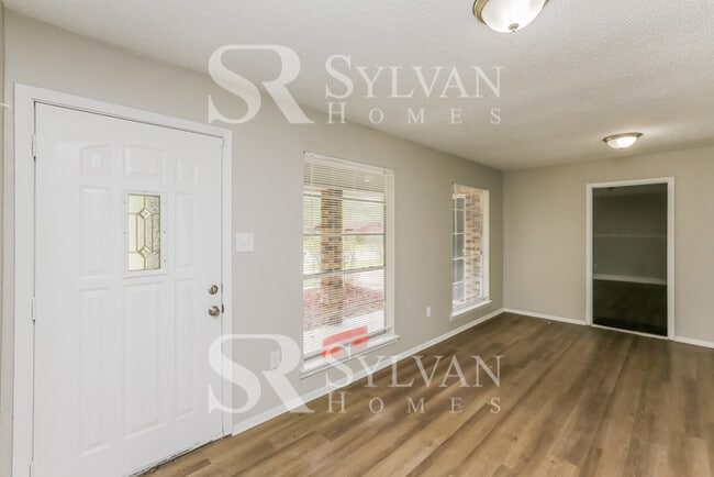 Building Photo - Step into this stunning 3-bedroom, 2-bathr...
