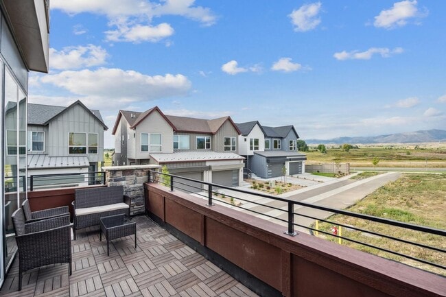 Building Photo - West Longmont 2BDR w/ Mountain Views