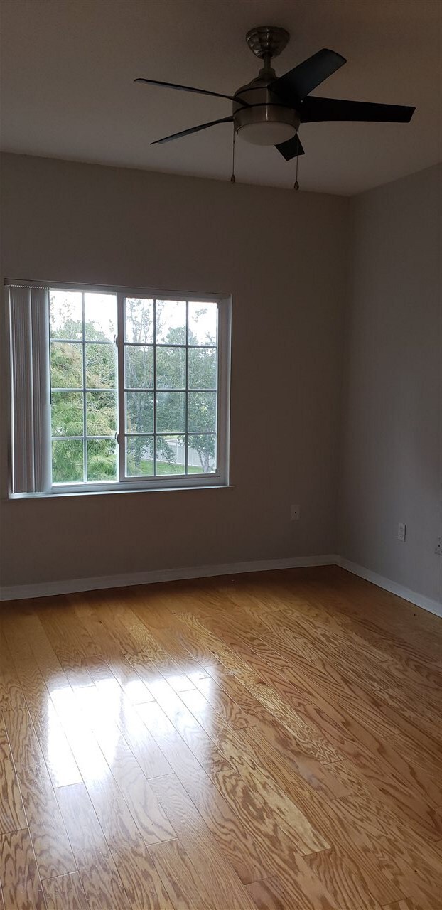 Building Photo - 610 Fairway Dr