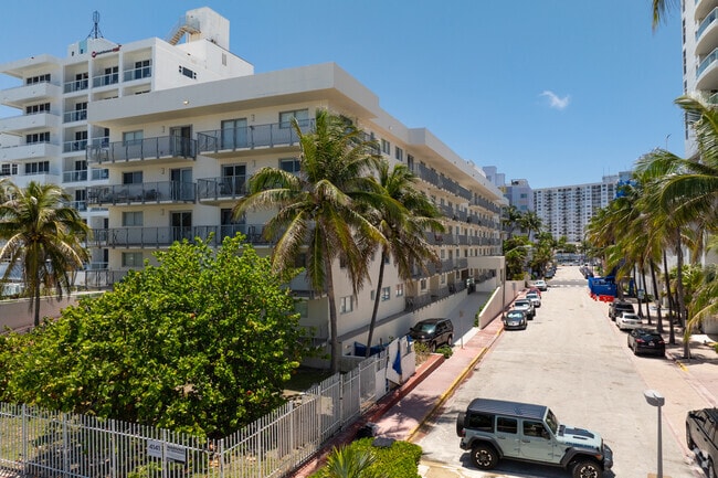 Building Photo - King Richard's Condominium