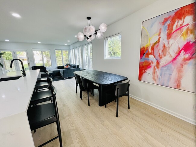 Building Photo - 323 Gross St