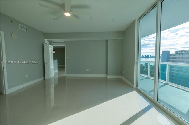 Foto del edificio - 7900 Harbor Island Dr