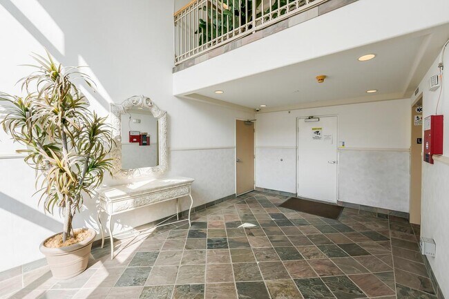 Building Photo - 937 12th St