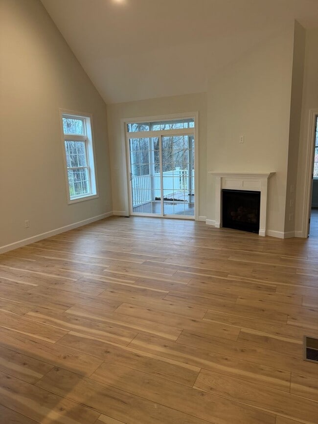 Building Photo - Available Nov 21st, 2025!!