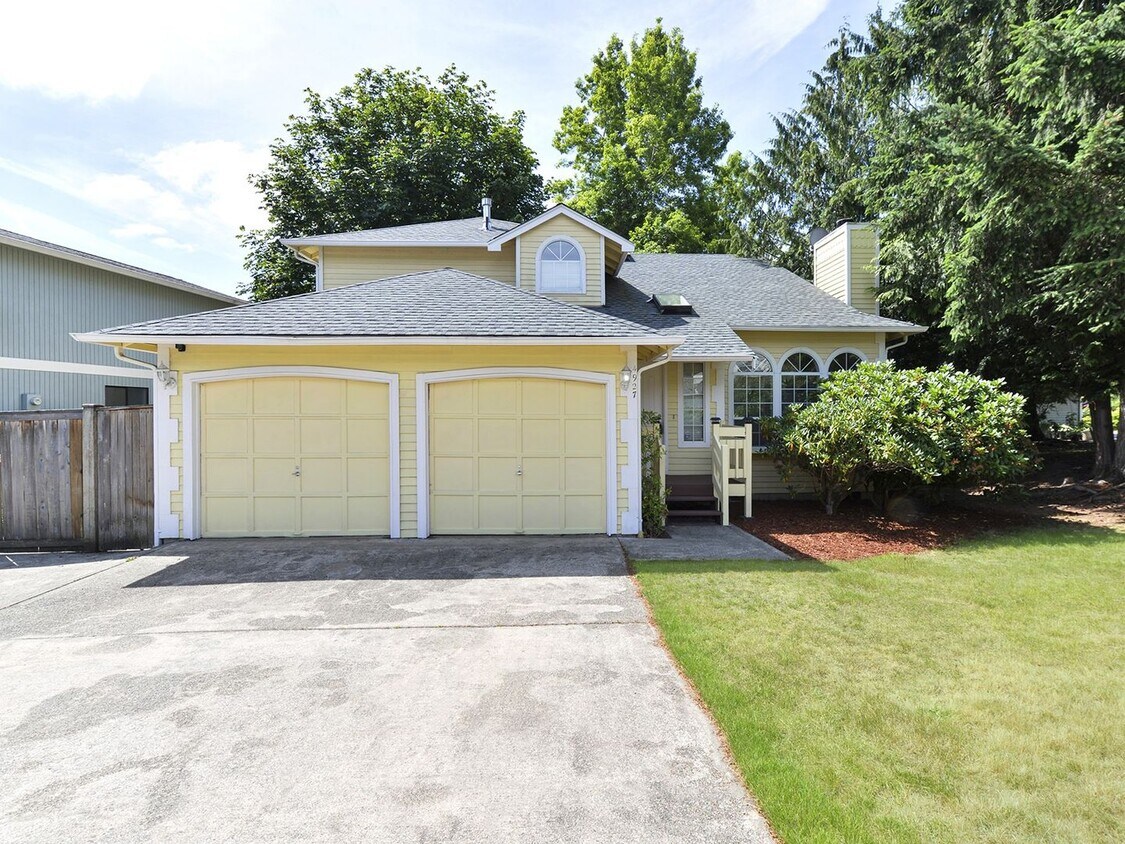 Foto principal - Sunny and Bright 3 Bdrm 2.5 Bath on West H...