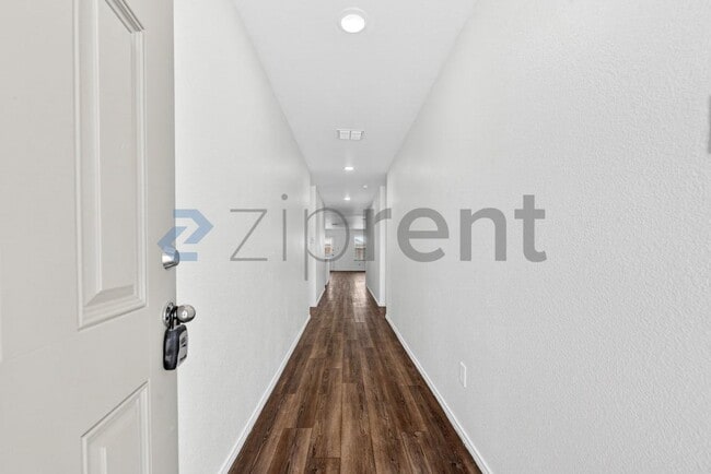 Building Photo - 900 Wildflower St