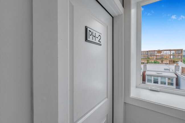 Building Photo - Stunning 1 BR + Den/2 BA 2-Level Condo in ...