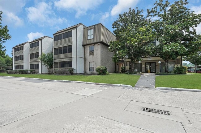 Building Photo - 3045 Walnut Bend Ln