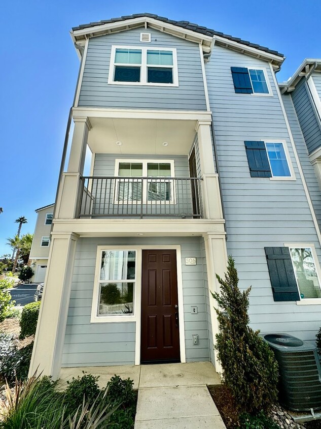 Foto principal - Spacious 3-Bed, 2-Bath 3-Story Townhome in...