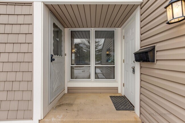 Foto del edificio - 648 Lakeside Cir Dr