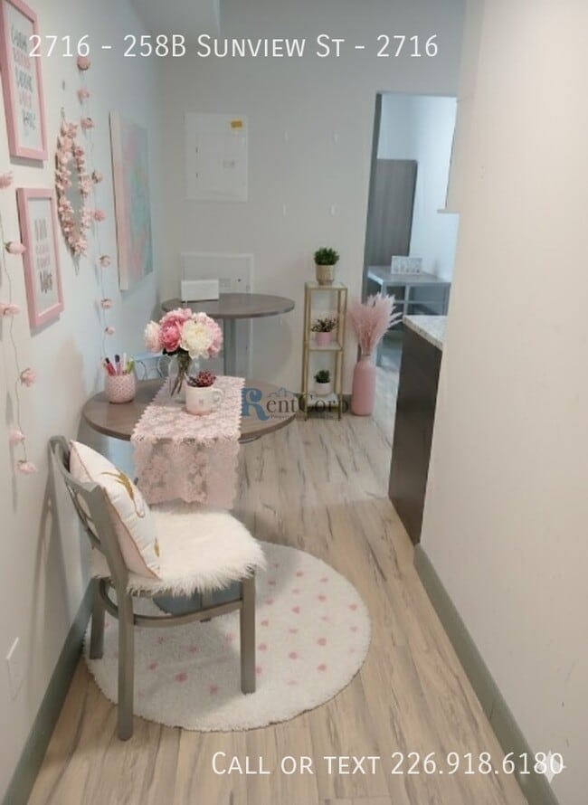 Photo du bâtiment - 258B-258B Sunview St