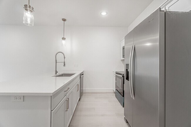 Building Photo - Beautiful townhome off of I St!