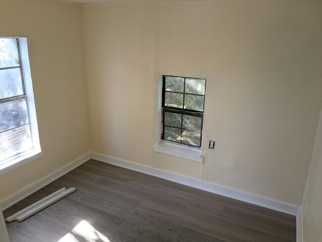 Foto del edificio - 2 Bed 1 Bath with Fenced Yard on Corner Lot