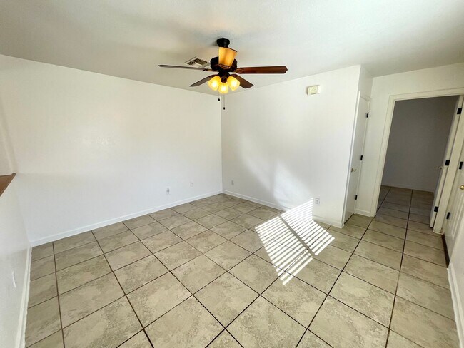 Foto del edificio - Nice 2 Bedroom Home with Large Yard and Ca...