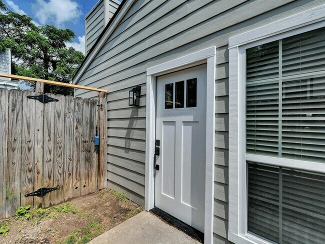 Building Photo - 913 Sirocco Dr