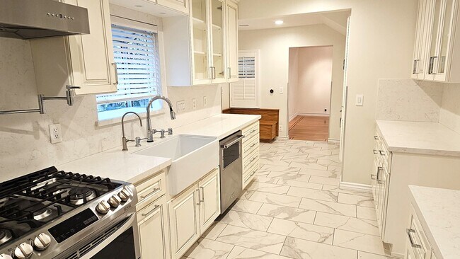 Foto del edificio - Stunning 3 Bedrooms, 2 Baths Valley Village home with detached, private Recording Studio