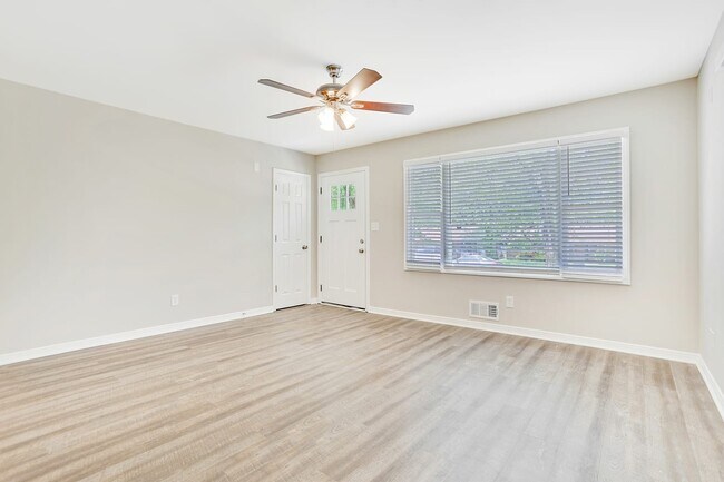 Foto del edificio - 6195 Cedar Wood Dr