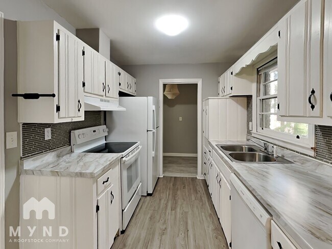 Foto del edificio - 3681 Lake Dr SE