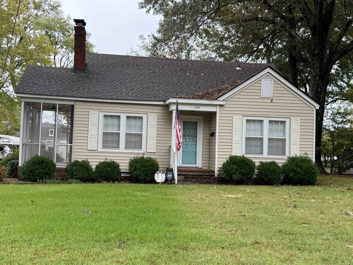 Foto principal - 108 N McLemore Ave