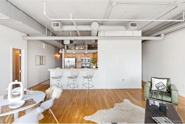 Building Photo - Beautifully Renovated Skyloft One-Bedroom — Available for Move-In May 10th