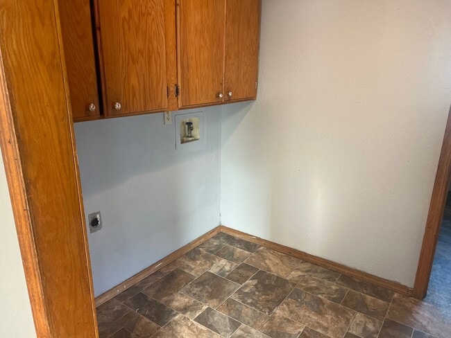 Building Photo - comfortable and convenient : 3-bedroom, 1-bathroom