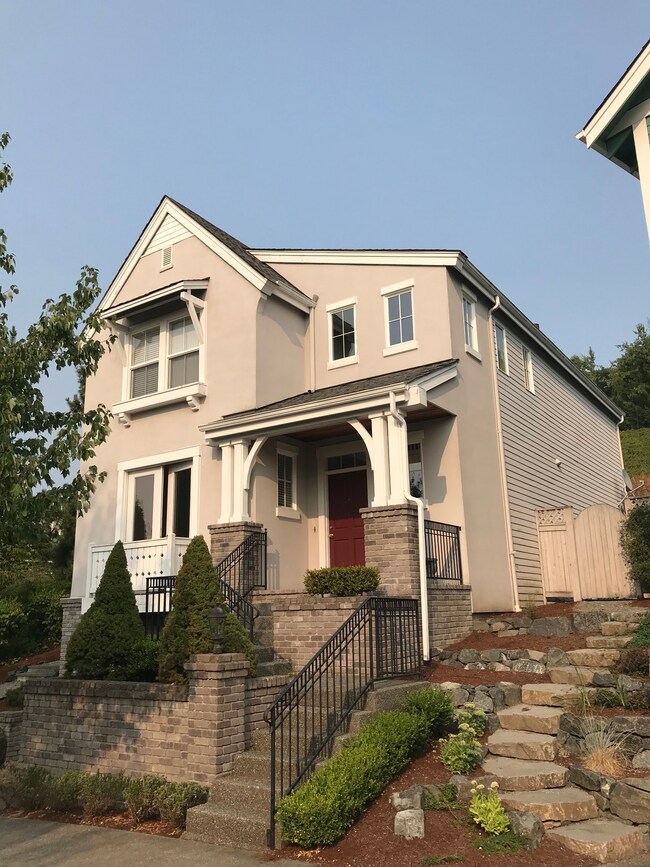 Building Photo - 1575 NE Iris St
