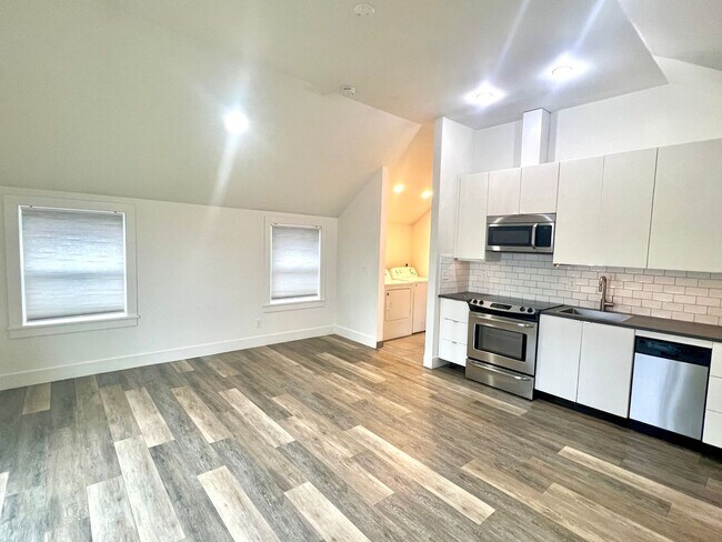 Building Photo - Sellwood Single Unit Building, 2nd Story A...