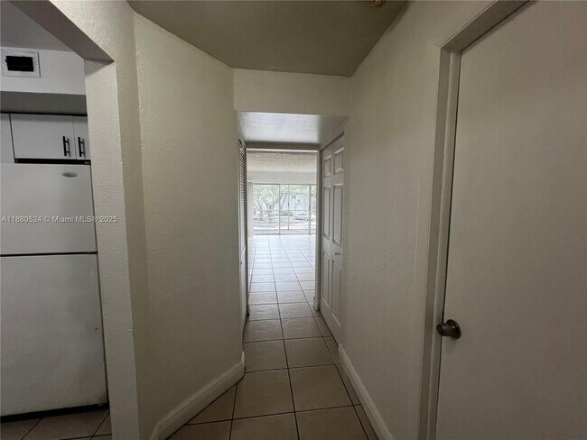 Foto del edificio - 4235 N University Dr