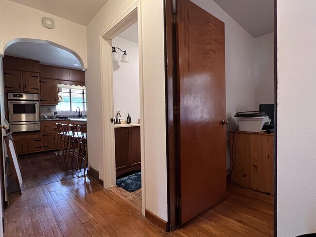 Building Photo - 1135 Sunset Dr