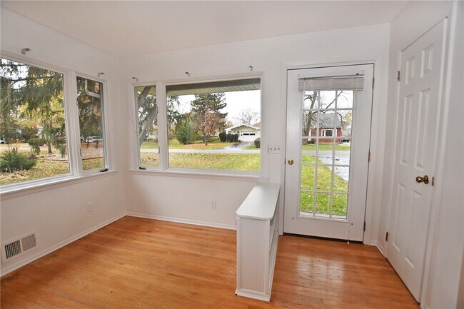 Foto del edificio - 300 Howland Ave