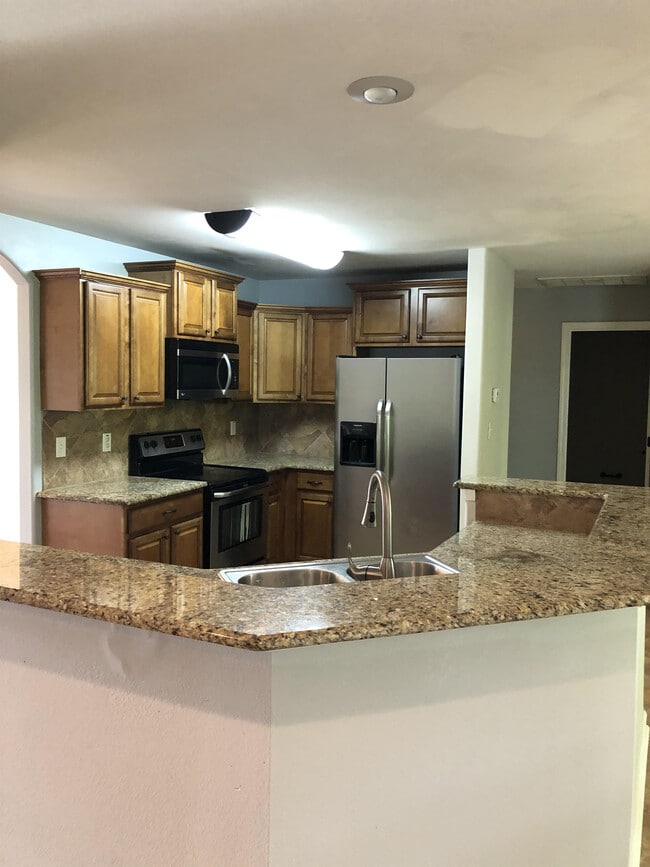 Building Photo - 1065 Skyline Dr