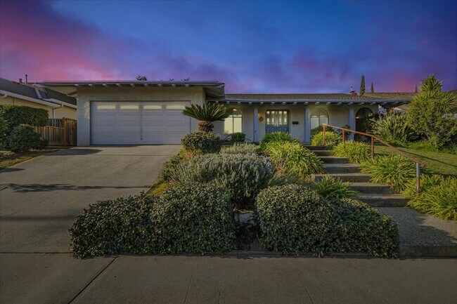 Foto del edificio - Large home in Cupertino with Sparkling Pool