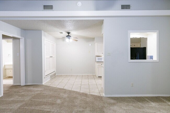 Building Photo - Move In Special