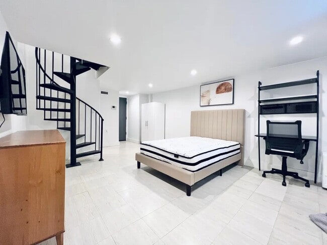 Foto del edificio - Furnished room/NOT APARTMENT