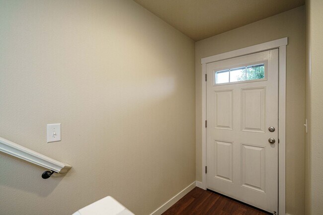 Building Photo - 3 Bedroom 2.5 Bath Close - Convenient Loca...