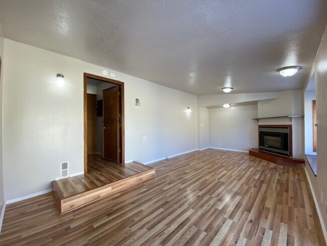 Building Photo - 2621 E Joseph Ave