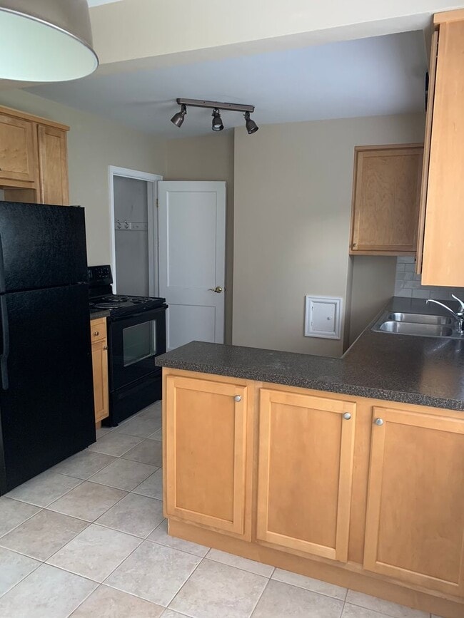 Building Photo - 842 7th Ave SW