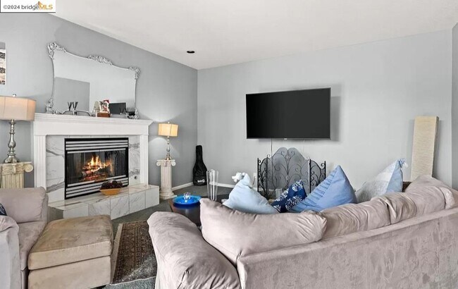 Building Photo - 5640 Edgeview Dr
