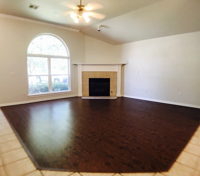 Building Photo - Large 4BD 3BA home located in a great Norm...