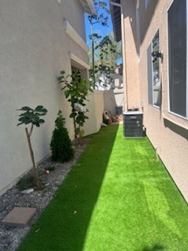 Foto del edificio - PICTURE PERFECT 2 BR/2 BATH PLUS LOFT  DETACHED HOME IN GATED COMMUNITY