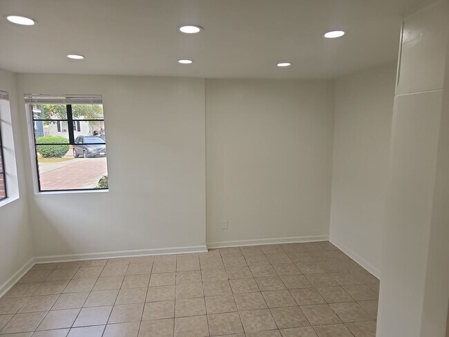 Building Photo - 2 Bedroom 1 bath off of Meeting st closed to the River District