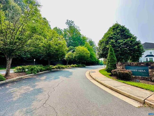 Foto del edificio - 922 Rainier Rd