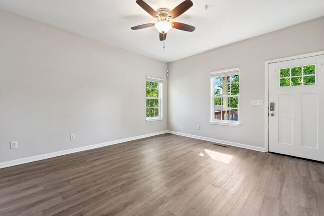 Building Photo - Close to downtown 3 bed/2 bath with fantas...