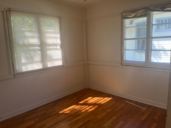 Building Photo - 2 BEDROOM HOME 1 BATH HOME WITH A SINGLE G...