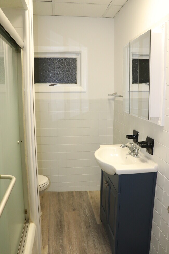 Bath - 836 Jefferson Ave