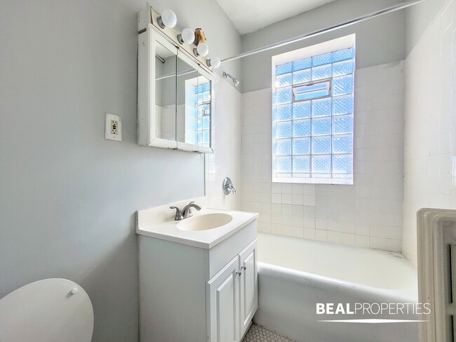 Photo - 1050 W George St Apartment