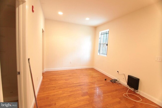 Building Photo - 1741 W Diamond St
