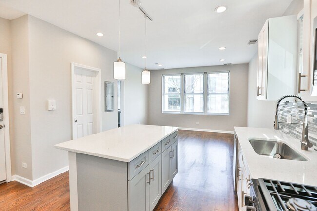 Building Photo - Gorgeous 1Bed/1Bath in Logan Square! Condo Quality! In-Unit Laundry! Central Air!